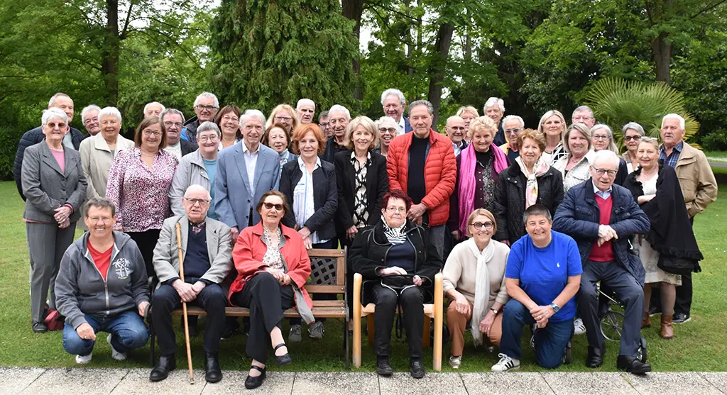 Photo de groupe dans un parc des anciens du cercle